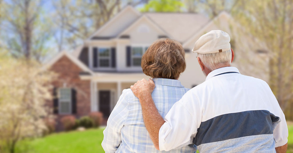 Seniorenpaar blick von draußen auf Haus in der Natur | Pflegeheim