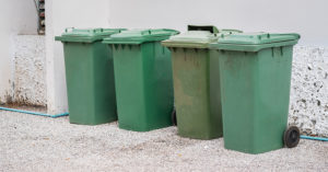 Grüne Tonnen auf der Straße am Recyclingtag; Betriebskosten Haus