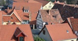 Dächer und Häuserfassaden in einer Einfamiliensiedlung