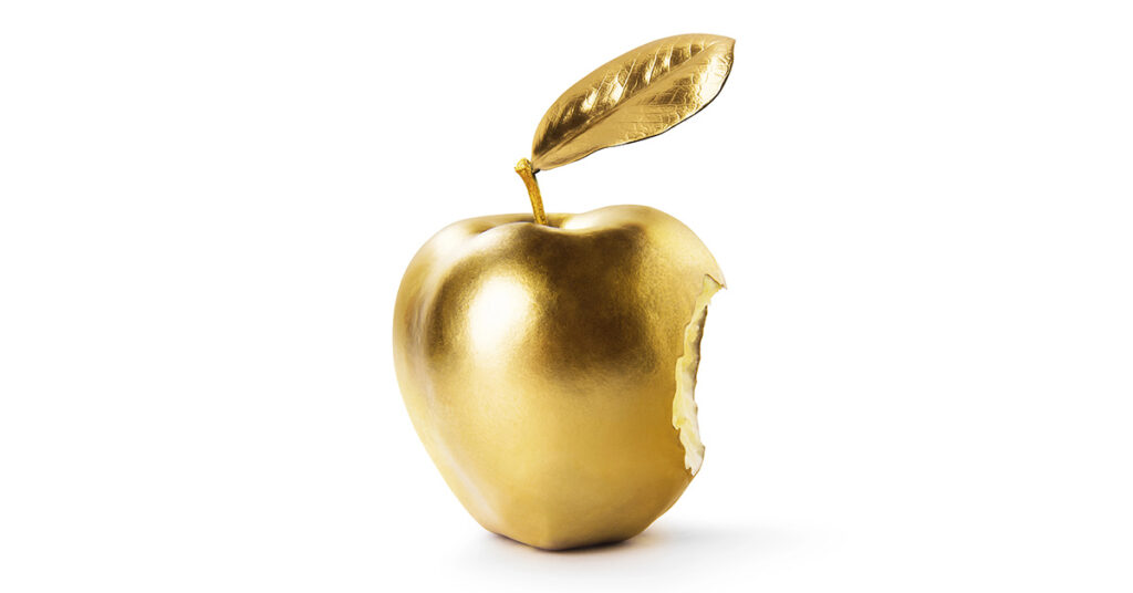 Ein goldener angebissener Apfel als Symbol für die Immobilie als Streitobjekt im Scheidungsfall von Ehepaaren | Immobilie in der Scheidung