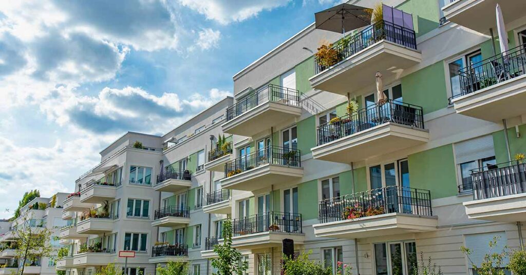 Ein Mehrfamilienhaus als Symbolbild für Immobilieninvestments | Immobilie Investment