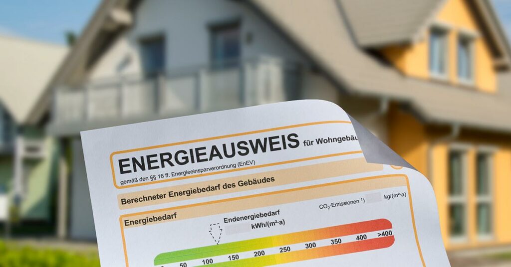 Ansicht eines Energieausweises, im Hintergrund ein Einfamilienhaus | Energieausweis