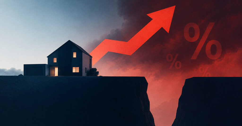 Symbolbild zur Anschlussfinanzierung: Ein Haus steht am Rand einer tiefen Schlucht, während ein roter Pfeil steil nach oben zeigt und steigende Bauzinsen verdeutlicht. | Immobilienfinanzierung
